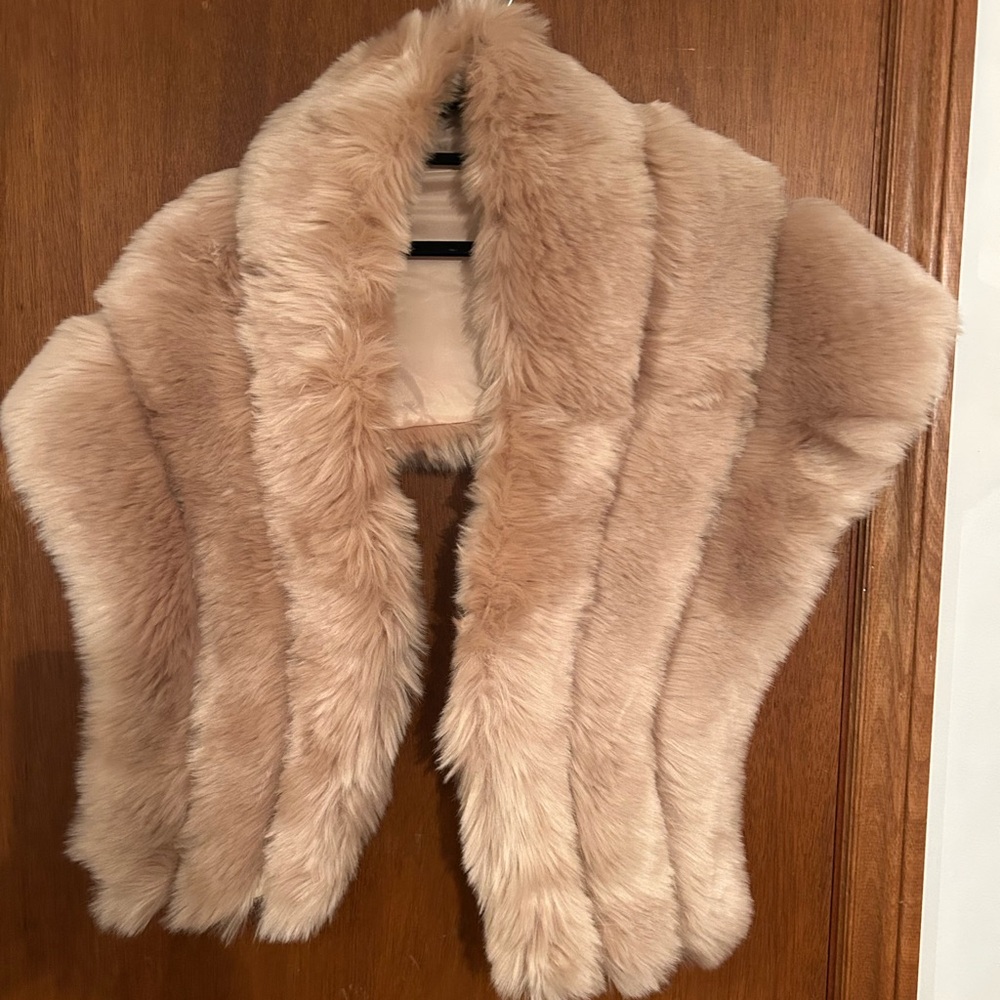 Elegant Faux Fur Women's Jacket in Tan